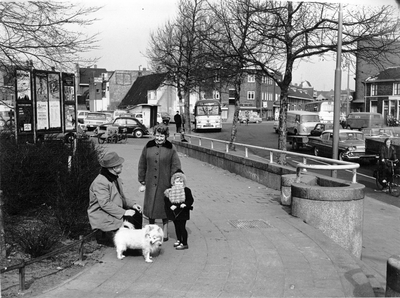361200 Afbeelding van een man en een vrouw met een kind en een hondje op de hoek van de 1e Daalsedijk en de toegang ...
